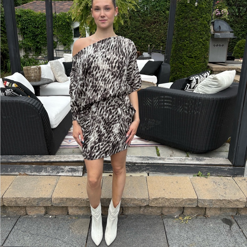 Very good condition BCBG drop shoulder dress! Size S but could fit M.